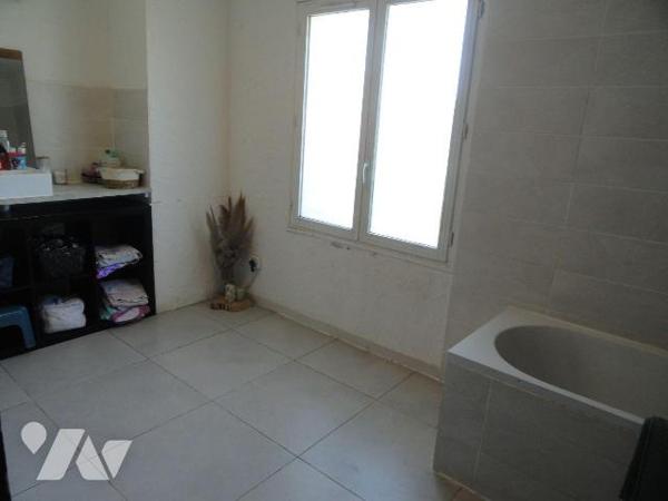 EN EXCLUSIVITE VILLA de 145 habitables environ sur une parcelle de terrain de 2500m². Elle se c...