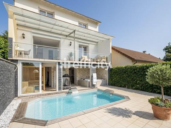 Maison
         6 pièces
        - 160 m² Bien prestige 790 000 € *