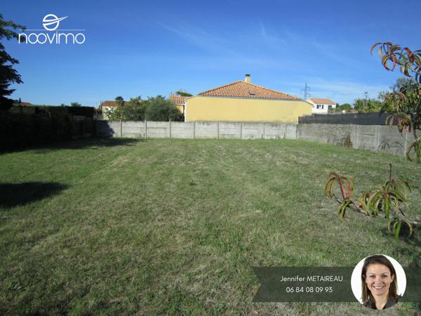 Plein bourg pour ce beau terrain à bâtir !