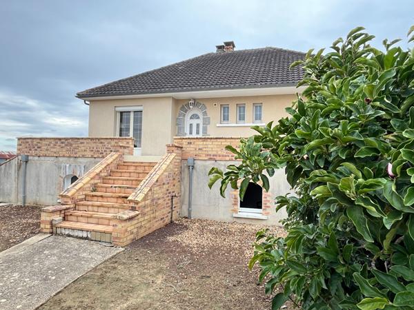 Maison sur sous sol avec de nombreuses dépendances, à 2 kilomètres des commodités