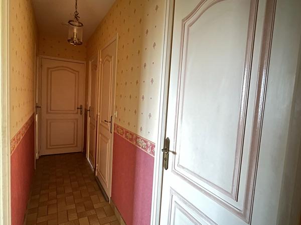 Maison sur sous sol avec de nombreuses dépendances, à 2 kilomètres des commodités