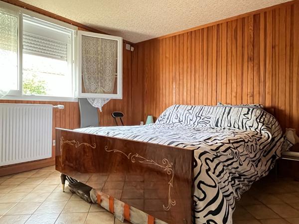 Maison sur sous sol avec de nombreuses dépendances, à 2 kilomètres des commodités