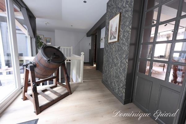 Restaurant gastronomique centre-ville avec logement 100m2-hébergement-salle de réception – À 1h20 de Paris TGV