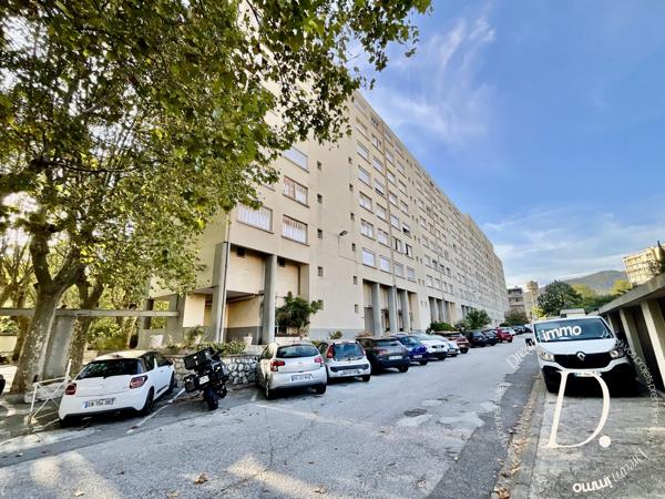 3 pièces de 54 m² entièrement rénové avec vue dégagée – balcon & grenier