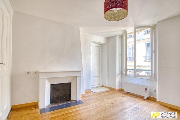 Versailles Saint Louis appartement de 46 M² carrez situé au 3 -ème étage €325 000 ** - Référence 25745