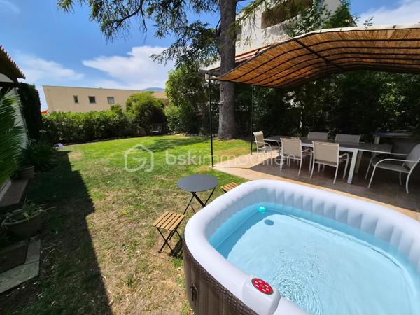 À quelques minutes à pied du centre-ville de Vence, des commerces et des écoles, découvrez cette maison familiale rénovée et fonctionnelle.

D’une surface de 156,96 m² loi Carrez et d’environ 200 m² au sol, elle offre une configuration particulièrement adaptée à une vie de famille ou à des acquéreurs recherchant des espaces de plain-pied.

La maison dispose de quatre chambres, dont deux au rez-de-chaussée, de volumes confortables et d’équipements actuels : climatisation, domotique, panneaux solaires, système d’alarme et prise de recharge pour véhicule électrique.

À l’extérieur, vous profiterez d’un jardin plat, clôturé et facile d’entretien d’environ 510 m², ainsi que de plusieurs emplacements de stationnement privatifs.

Ses principaux atouts :

* belle surface intérieure
* deux chambres et une salle de bains au rez-de-chaussée
* deux chambres, une salle d’eau et des toilettes à l’étage
* intérieur rénové et actuel
* climatisation, domotique, panneaux solaires et alarme
* buanderie et nombreux rangements
* excellente performance énergétique : DPE B 
* jardin plat, calme et clôturé d’environ 510 m² 
* centre-ville, commerces et écoles accessibles à pied 
* faibles charges de copropriété : environ 513 € par an 
* plusieurs stationnements privatifs.

Cette maison conviendra particulièrement à une famille ou à des retraités recherchant de beaux volumes et la proximité immédiate des commodités.

Pour organiser une visite, contactez Marine Nascimento au 07 60 03 30 41.