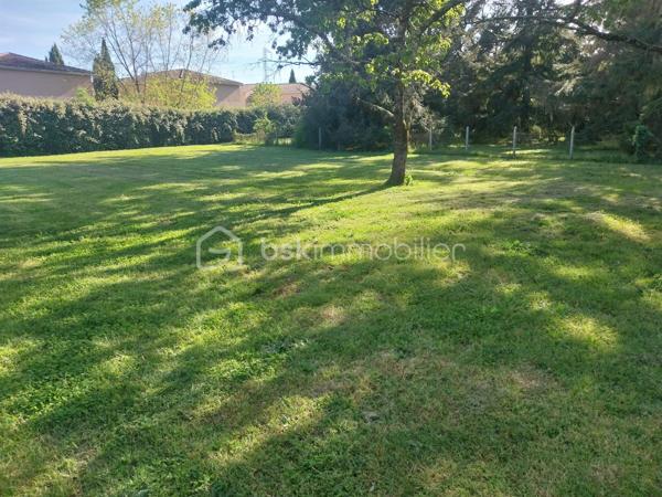 Terrain de 1 066 m²