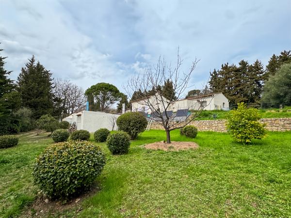 Montauroux (83440) À Montauroux, villa 7 pièces + studio sur terrain de 5000 m² environ