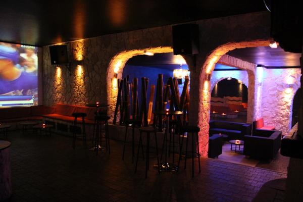 Immeuble de 783 m2 sur son terrain de 22 516 m2 à vendre à Yutz