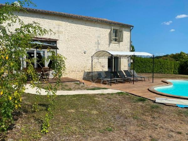 CHALAIS - MAISON EN PIERRE 4 CHAMBRES AVEC PISCINE