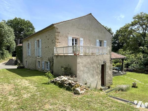 Maison d'habitation offrant environ 200 m² de surface habitable, avec dépendance et terrain.