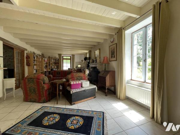 Maison d'habitation offrant environ 200 m² de surface habitable, avec dépendance et terrain.