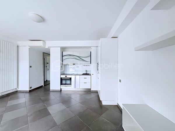 Grenoble, Avenue Maréchal Leclerc, idéalement situé, découvrez ce charmant T2 d'environ 37m2, situé dans la Tour Mont Blanc, copropriété sécurisée avec gardien.

Entièrement rénové et climatisé, il est situé au 21ème étage, offrant ainsi une vue imprenable sur Grenoble, la Bastille et ses massifs environnants.

Composition du logement :
- Un Hall d'entrée avec placard
- Une salle de bain avec grande douche et WC suspendu séparé
- Une pièce de vie avec cuisine moderne et entièrement équipée ( Four, lave vaisselle, Hotte, Micro-ondes et Frigo-congélateur)
- Une Chambre avec placard 

Une cave en sous sol d'environ 4m2 complète le bien.

Caractéristiques:
- Chauffage Collectif urbain avec compteur individuel pour l'eau chaude / froide
- Volants roulants électriques
- Climatisé
- Connexion fibre
- Aucun travaux à prévoir, tableau électrique remis aux normes
- Charges 170€/mois comprenant chauffage, eau chaude et eau froide

Lumineux et parfaitement agencé, vous n'aurez qu'à poser vos valises et profiter de la terrasse avec sa vue panoramique. Ne tardez plus, une visite s'impose.