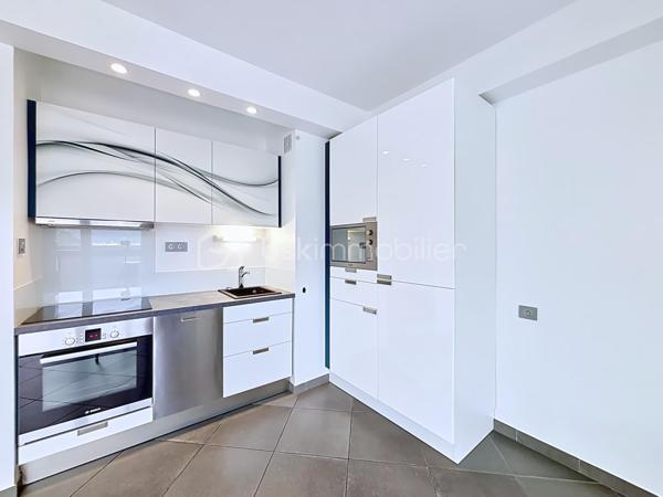 Grenoble, Avenue Maréchal Leclerc, idéalement situé, découvrez ce charmant T2 d'environ 37m2, situé dans la Tour Mont Blanc, copropriété sécurisée avec gardien.

Entièrement rénové et climatisé, il est situé au 21ème étage, offrant ainsi une vue imprenable sur Grenoble, la Bastille et ses massifs environnants.

Composition du logement :
- Un Hall d'entrée avec placard
- Une salle de bain avec grande douche et WC suspendu séparé
- Une pièce de vie avec cuisine moderne et entièrement équipée ( Four, lave vaisselle, Hotte, Micro-ondes et Frigo-congélateur)
- Une Chambre avec placard 

Une cave en sous sol d'environ 4m2 complète le bien.

Caractéristiques:
- Chauffage Collectif urbain avec compteur individuel pour l'eau chaude / froide
- Volants roulants électriques
- Climatisé
- Connexion fibre
- Aucun travaux à prévoir, tableau électrique remis aux normes
- Charges 170€/mois comprenant chauffage, eau chaude et eau froide

Lumineux et parfaitement agencé, vous n'aurez qu'à poser vos valises et profiter de la terrasse avec sa vue panoramique. Ne tardez plus, une visite s'impose.