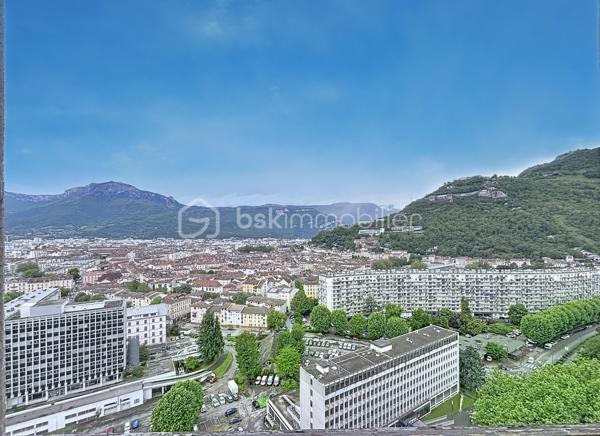 Grenoble, Avenue Maréchal Leclerc, idéalement situé, découvrez ce charmant T2 d'environ 37m2, situé dans la Tour Mont Blanc, copropriété sécurisée avec gardien.

Entièrement rénové et climatisé, il est situé au 21ème étage, offrant ainsi une vue imprenable sur Grenoble, la Bastille et ses massifs environnants.

Composition du logement :
- Un Hall d'entrée avec placard
- Une salle de bain avec grande douche et WC suspendu séparé
- Une pièce de vie avec cuisine moderne et entièrement équipée ( Four, lave vaisselle, Hotte, Micro-ondes et Frigo-congélateur)
- Une Chambre avec placard 

Une cave en sous sol d'environ 4m2 complète le bien.

Caractéristiques:
- Chauffage Collectif urbain avec compteur individuel pour l'eau chaude / froide
- Volants roulants électriques
- Climatisé
- Connexion fibre
- Aucun travaux à prévoir, tableau électrique remis aux normes
- Charges 170€/mois comprenant chauffage, eau chaude et eau froide

Lumineux et parfaitement agencé, vous n'aurez qu'à poser vos valises et profiter de la terrasse avec sa vue panoramique. Ne tardez plus, une visite s'impose.