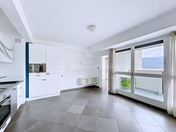 Grenoble, Avenue Maréchal Leclerc, idéalement situé, découvrez ce charmant T2 d'environ 37m2, situé dans la Tour Mont Blanc, copropriété sécurisée avec gardien.

Entièrement rénové et climatisé, il est situé au 21ème étage, offrant ainsi une vue imprenable sur Grenoble, la Bastille et ses massifs environnants.

Composition du logement :
- Un Hall d'entrée avec placard
- Une salle de bain avec grande douche et WC suspendu séparé
- Une pièce de vie avec cuisine moderne et entièrement équipée ( Four, lave vaisselle, Hotte, Micro-ondes et Frigo-congélateur)
- Une Chambre avec placard 

Une cave en sous sol d'environ 4m2 complète le bien.

Caractéristiques:
- Chauffage Collectif urbain avec compteur individuel pour l'eau chaude / froide
- Volants roulants électriques
- Climatisé
- Connexion fibre
- Aucun travaux à prévoir, tableau électrique remis aux normes
- Charges 170€/mois comprenant chauffage, eau chaude et eau froide

Lumineux et parfaitement agencé, vous n'aurez qu'à poser vos valises et profiter de la terrasse avec sa vue panoramique. Ne tardez plus, une visite s'impose.