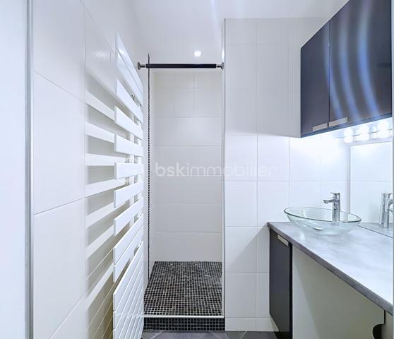 Grenoble, Avenue Maréchal Leclerc, idéalement situé, découvrez ce charmant T2 d'environ 37m2, situé dans la Tour Mont Blanc, copropriété sécurisée avec gardien.

Entièrement rénové et climatisé, il est situé au 21ème étage, offrant ainsi une vue imprenable sur Grenoble, la Bastille et ses massifs environnants.

Composition du logement :
- Un Hall d'entrée avec placard
- Une salle de bain avec grande douche et WC suspendu séparé
- Une pièce de vie avec cuisine moderne et entièrement équipée ( Four, lave vaisselle, Hotte, Micro-ondes et Frigo-congélateur)
- Une Chambre avec placard 

Une cave en sous sol d'environ 4m2 complète le bien.

Caractéristiques:
- Chauffage Collectif urbain avec compteur individuel pour l'eau chaude / froide
- Volants roulants électriques
- Climatisé
- Connexion fibre
- Aucun travaux à prévoir, tableau électrique remis aux normes
- Charges 170€/mois comprenant chauffage, eau chaude et eau froide

Lumineux et parfaitement agencé, vous n'aurez qu'à poser vos valises et profiter de la terrasse avec sa vue panoramique. Ne tardez plus, une visite s'impose.