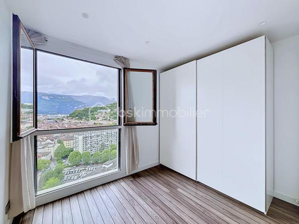 Grenoble, Avenue Maréchal Leclerc, idéalement situé, découvrez ce charmant T2 d'environ 37m2, situé dans la Tour Mont Blanc, copropriété sécurisée avec gardien.

Entièrement rénové et climatisé, il est situé au 21ème étage, offrant ainsi une vue imprenable sur Grenoble, la Bastille et ses massifs environnants.

Composition du logement :
- Un Hall d'entrée avec placard
- Une salle de bain avec grande douche et WC suspendu séparé
- Une pièce de vie avec cuisine moderne et entièrement équipée ( Four, lave vaisselle, Hotte, Micro-ondes et Frigo-congélateur)
- Une Chambre avec placard 

Une cave en sous sol d'environ 4m2 complète le bien.

Caractéristiques:
- Chauffage Collectif urbain avec compteur individuel pour l'eau chaude / froide
- Volants roulants électriques
- Climatisé
- Connexion fibre
- Aucun travaux à prévoir, tableau électrique remis aux normes
- Charges 170€/mois comprenant chauffage, eau chaude et eau froide

Lumineux et parfaitement agencé, vous n'aurez qu'à poser vos valises et profiter de la terrasse avec sa vue panoramique. Ne tardez plus, une visite s'impose.