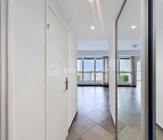 Grenoble, Avenue Maréchal Leclerc, idéalement situé, découvrez ce charmant T2 d'environ 37m2, situé dans la Tour Mont Blanc, copropriété sécurisée avec gardien.

Entièrement rénové et climatisé, il est situé au 21ème étage, offrant ainsi une vue imprenable sur Grenoble, la Bastille et ses massifs environnants.

Composition du logement :
- Un Hall d'entrée avec placard
- Une salle de bain avec grande douche et WC suspendu séparé
- Une pièce de vie avec cuisine moderne et entièrement équipée ( Four, lave vaisselle, Hotte, Micro-ondes et Frigo-congélateur)
- Une Chambre avec placard 

Une cave en sous sol d'environ 4m2 complète le bien.

Caractéristiques:
- Chauffage Collectif urbain avec compteur individuel pour l'eau chaude / froide
- Volants roulants électriques
- Climatisé
- Connexion fibre
- Aucun travaux à prévoir, tableau électrique remis aux normes
- Charges 170€/mois comprenant chauffage, eau chaude et eau froide

Lumineux et parfaitement agencé, vous n'aurez qu'à poser vos valises et profiter de la terrasse avec sa vue panoramique. Ne tardez plus, une visite s'impose.