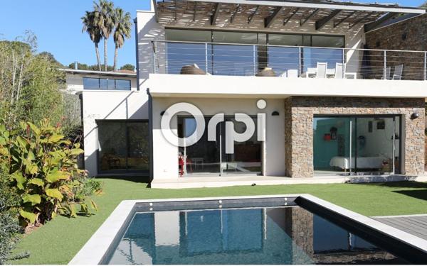 Maison à vendre    6 pièces •  Carqueiranne