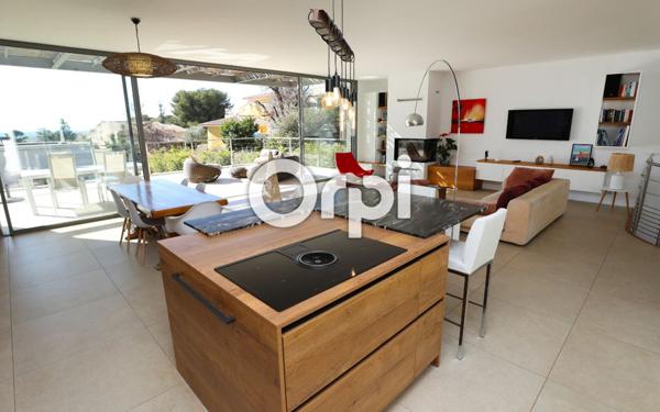 Maison à vendre    6 pièces •  Carqueiranne