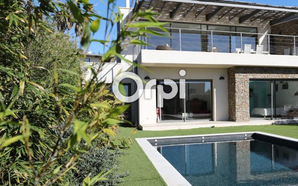 Maison à vendre    6 pièces •  Carqueiranne