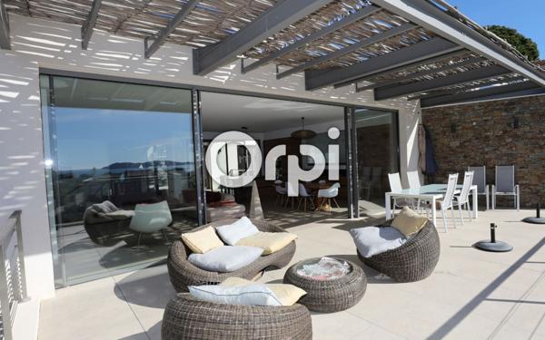 Maison à vendre    6 pièces •  Carqueiranne