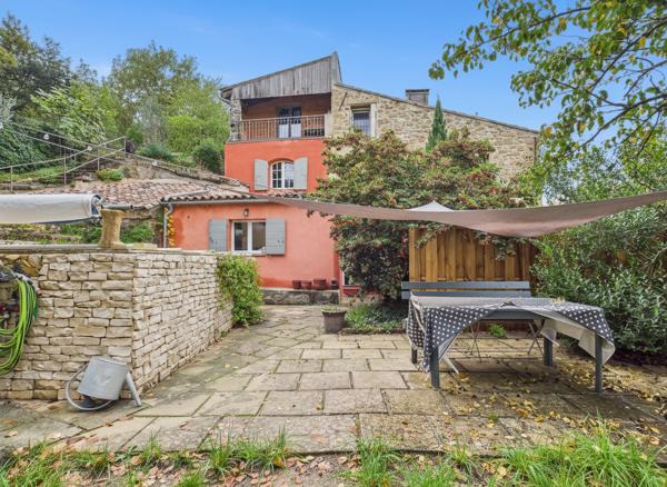 Maison de village avec chambre indépendante, jardin & piscine sur 545 m² de terrain
