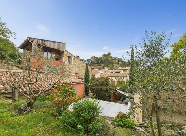 Maison de village avec chambre indépendante, jardin & piscine sur 545 m² de terrain