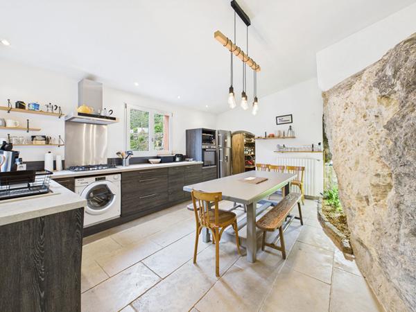 Maison de village avec chambre indépendante, jardin & piscine sur 545 m² de terrain