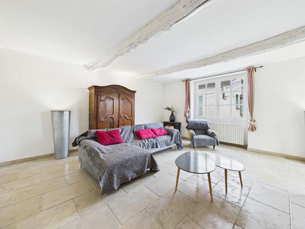 Maison de village avec chambre indépendante, jardin & piscine sur 545 m² de terrain