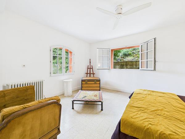 Maison de village avec chambre indépendante, jardin & piscine sur 545 m² de terrain