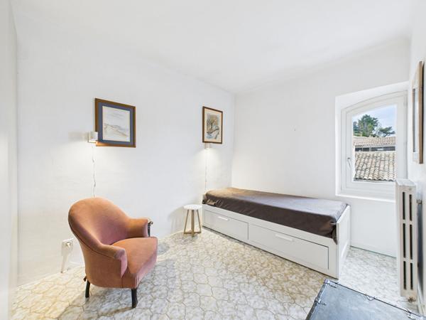 Maison de village avec chambre indépendante, jardin & piscine sur 545 m² de terrain