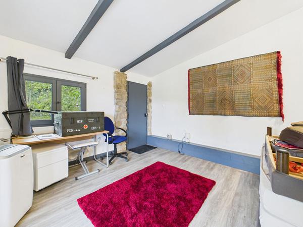 Maison de village avec chambre indépendante, jardin & piscine sur 545 m² de terrain