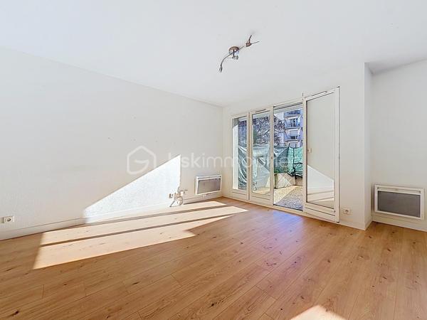 En EXCLUSIVITÉ sur GRENOBLE (secteur Vallier-Catane) : Un appartement avec extérieur, au calme et proche de toutes les commodités !

Je vous invite à découvrir ce charmant appartement T2 de plus de 50 m², situé au rez-de-chaussée d’une copropriété fermée, calme et bénéficiant d'un parc privé et de stationnements. 

Vous serez séduit par sa grande terrasse de plus de 27 m² (exposée Est) donnant du côté du parc privé.

L’appartement se compose ainsi:
-  Hall d’entrée.
-  Cuisine (à aménager selon ses goûts), ouverte sur une agréable pièce de vie lumineuse.
-  Séjour avec accès sur la terrasse
-  Une chambre avec placard.
-  Salle de bains avec baignoire.
-  WC indépendant.

Possibilité d’acquérir un garage en supplément du prix (18 000 €)

Côté secteur: Vous profiterez d’un environnement calme tout en étant à proximité immédiate de toutes les commodités.
- Tramway accessible à pied.
- Écoles et commerces à proximité.
- Rocade à quelques minutes seulement.

Infos pratiques:
- Chauffage électrique
- Fibre optique
- Taxe foncière : 1379€
- Charges de copropriété: 75€/mois

Que vous soyez à la recherche de votre résidence principale ou d’un investissement locatif, cet appartement mérite votre attention !

📞 Contactez-moi pour plus d’informations ou pour organiser une visite.