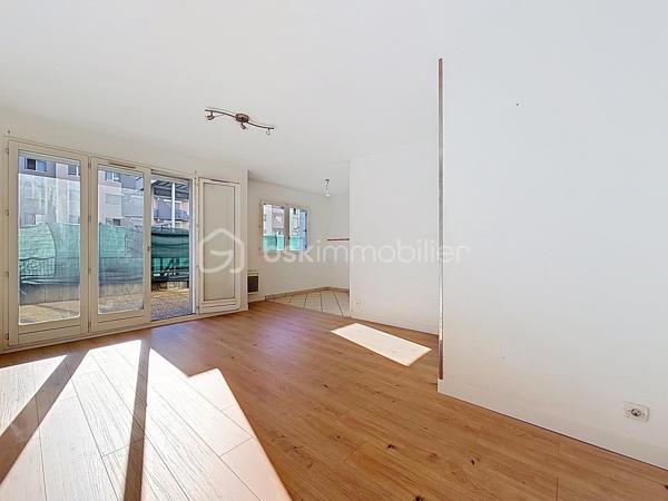 En EXCLUSIVITÉ sur GRENOBLE (secteur Vallier-Catane) : Un appartement avec extérieur, au calme et proche de toutes les commodités !

Je vous invite à découvrir ce charmant appartement T2 de plus de 50 m², situé au rez-de-chaussée d’une copropriété fermée, calme et bénéficiant d'un parc privé et de stationnements. 

Vous serez séduit par sa grande terrasse de plus de 27 m² (exposée Est) donnant du côté du parc privé.

L’appartement se compose ainsi:
-  Hall d’entrée.
-  Cuisine (à aménager selon ses goûts), ouverte sur une agréable pièce de vie lumineuse.
-  Séjour avec accès sur la terrasse
-  Une chambre avec placard.
-  Salle de bains avec baignoire.
-  WC indépendant.

Possibilité d’acquérir un garage en supplément du prix (18 000 €)

Côté secteur: Vous profiterez d’un environnement calme tout en étant à proximité immédiate de toutes les commodités.
- Tramway accessible à pied.
- Écoles et commerces à proximité.
- Rocade à quelques minutes seulement.

Infos pratiques:
- Chauffage électrique
- Fibre optique
- Taxe foncière : 1379€
- Charges de copropriété: 75€/mois

Que vous soyez à la recherche de votre résidence principale ou d’un investissement locatif, cet appartement mérite votre attention !

📞 Contactez-moi pour plus d’informations ou pour organiser une visite.