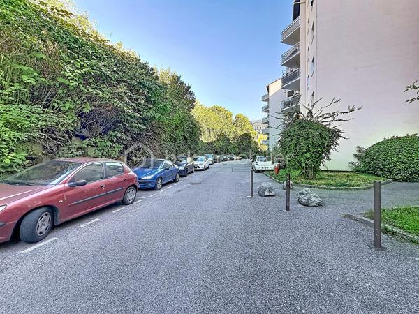 En EXCLUSIVITÉ sur GRENOBLE (secteur Vallier-Catane) : Un appartement avec extérieur, au calme et proche de toutes les commodités !

Je vous invite à découvrir ce charmant appartement T2 de plus de 50 m², situé au rez-de-chaussée d’une copropriété fermée, calme et bénéficiant d'un parc privé et de stationnements. 

Vous serez séduit par sa grande terrasse de plus de 27 m² (exposée Est) donnant du côté du parc privé.

L’appartement se compose ainsi:
-  Hall d’entrée.
-  Cuisine (à aménager selon ses goûts), ouverte sur une agréable pièce de vie lumineuse.
-  Séjour avec accès sur la terrasse
-  Une chambre avec placard.
-  Salle de bains avec baignoire.
-  WC indépendant.

Possibilité d’acquérir un garage en supplément du prix (18 000 €)

Côté secteur: Vous profiterez d’un environnement calme tout en étant à proximité immédiate de toutes les commodités.
- Tramway accessible à pied.
- Écoles et commerces à proximité.
- Rocade à quelques minutes seulement.

Infos pratiques:
- Chauffage électrique
- Fibre optique
- Taxe foncière : 1379€
- Charges de copropriété: 75€/mois

Que vous soyez à la recherche de votre résidence principale ou d’un investissement locatif, cet appartement mérite votre attention !

📞 Contactez-moi pour plus d’informations ou pour organiser une visite.