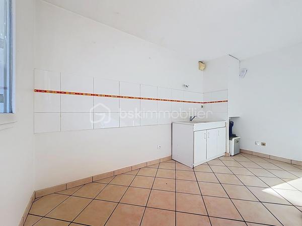 En EXCLUSIVITÉ sur GRENOBLE (secteur Vallier-Catane) : Un appartement avec extérieur, au calme et proche de toutes les commodités !

Je vous invite à découvrir ce charmant appartement T2 de plus de 50 m², situé au rez-de-chaussée d’une copropriété fermée, calme et bénéficiant d'un parc privé et de stationnements. 

Vous serez séduit par sa grande terrasse de plus de 27 m² (exposée Est) donnant du côté du parc privé.

L’appartement se compose ainsi:
-  Hall d’entrée.
-  Cuisine (à aménager selon ses goûts), ouverte sur une agréable pièce de vie lumineuse.
-  Séjour avec accès sur la terrasse
-  Une chambre avec placard.
-  Salle de bains avec baignoire.
-  WC indépendant.

Possibilité d’acquérir un garage en supplément du prix (18 000 €)

Côté secteur: Vous profiterez d’un environnement calme tout en étant à proximité immédiate de toutes les commodités.
- Tramway accessible à pied.
- Écoles et commerces à proximité.
- Rocade à quelques minutes seulement.

Infos pratiques:
- Chauffage électrique
- Fibre optique
- Taxe foncière : 1379€
- Charges de copropriété: 75€/mois

Que vous soyez à la recherche de votre résidence principale ou d’un investissement locatif, cet appartement mérite votre attention !

📞 Contactez-moi pour plus d’informations ou pour organiser une visite.