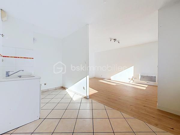 En EXCLUSIVITÉ sur GRENOBLE (secteur Vallier-Catane) : Un appartement avec extérieur, au calme et proche de toutes les commodités !

Je vous invite à découvrir ce charmant appartement T2 de plus de 50 m², situé au rez-de-chaussée d’une copropriété fermée, calme et bénéficiant d'un parc privé et de stationnements. 

Vous serez séduit par sa grande terrasse de plus de 27 m² (exposée Est) donnant du côté du parc privé.

L’appartement se compose ainsi:
-  Hall d’entrée.
-  Cuisine (à aménager selon ses goûts), ouverte sur une agréable pièce de vie lumineuse.
-  Séjour avec accès sur la terrasse
-  Une chambre avec placard.
-  Salle de bains avec baignoire.
-  WC indépendant.

Possibilité d’acquérir un garage en supplément du prix (18 000 €)

Côté secteur: Vous profiterez d’un environnement calme tout en étant à proximité immédiate de toutes les commodités.
- Tramway accessible à pied.
- Écoles et commerces à proximité.
- Rocade à quelques minutes seulement.

Infos pratiques:
- Chauffage électrique
- Fibre optique
- Taxe foncière : 1379€
- Charges de copropriété: 75€/mois

Que vous soyez à la recherche de votre résidence principale ou d’un investissement locatif, cet appartement mérite votre attention !

📞 Contactez-moi pour plus d’informations ou pour organiser une visite.