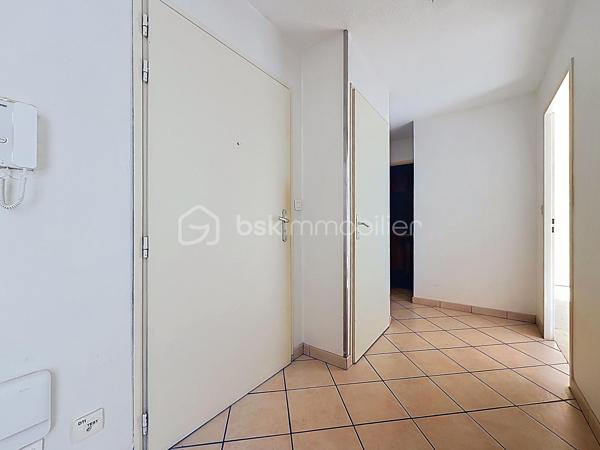 En EXCLUSIVITÉ sur GRENOBLE (secteur Vallier-Catane) : Un appartement avec extérieur, au calme et proche de toutes les commodités !

Je vous invite à découvrir ce charmant appartement T2 de plus de 50 m², situé au rez-de-chaussée d’une copropriété fermée, calme et bénéficiant d'un parc privé et de stationnements. 

Vous serez séduit par sa grande terrasse de plus de 27 m² (exposée Est) donnant du côté du parc privé.

L’appartement se compose ainsi:
-  Hall d’entrée.
-  Cuisine (à aménager selon ses goûts), ouverte sur une agréable pièce de vie lumineuse.
-  Séjour avec accès sur la terrasse
-  Une chambre avec placard.
-  Salle de bains avec baignoire.
-  WC indépendant.

Possibilité d’acquérir un garage en supplément du prix (18 000 €)

Côté secteur: Vous profiterez d’un environnement calme tout en étant à proximité immédiate de toutes les commodités.
- Tramway accessible à pied.
- Écoles et commerces à proximité.
- Rocade à quelques minutes seulement.

Infos pratiques:
- Chauffage électrique
- Fibre optique
- Taxe foncière : 1379€
- Charges de copropriété: 75€/mois

Que vous soyez à la recherche de votre résidence principale ou d’un investissement locatif, cet appartement mérite votre attention !

📞 Contactez-moi pour plus d’informations ou pour organiser une visite.