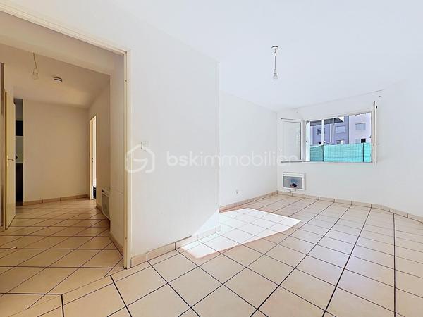 En EXCLUSIVITÉ sur GRENOBLE (secteur Vallier-Catane) : Un appartement avec extérieur, au calme et proche de toutes les commodités !

Je vous invite à découvrir ce charmant appartement T2 de plus de 50 m², situé au rez-de-chaussée d’une copropriété fermée, calme et bénéficiant d'un parc privé et de stationnements. 

Vous serez séduit par sa grande terrasse de plus de 27 m² (exposée Est) donnant du côté du parc privé.

L’appartement se compose ainsi:
-  Hall d’entrée.
-  Cuisine (à aménager selon ses goûts), ouverte sur une agréable pièce de vie lumineuse.
-  Séjour avec accès sur la terrasse
-  Une chambre avec placard.
-  Salle de bains avec baignoire.
-  WC indépendant.

Possibilité d’acquérir un garage en supplément du prix (18 000 €)

Côté secteur: Vous profiterez d’un environnement calme tout en étant à proximité immédiate de toutes les commodités.
- Tramway accessible à pied.
- Écoles et commerces à proximité.
- Rocade à quelques minutes seulement.

Infos pratiques:
- Chauffage électrique
- Fibre optique
- Taxe foncière : 1379€
- Charges de copropriété: 75€/mois

Que vous soyez à la recherche de votre résidence principale ou d’un investissement locatif, cet appartement mérite votre attention !

📞 Contactez-moi pour plus d’informations ou pour organiser une visite.