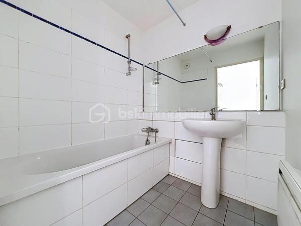 En EXCLUSIVITÉ sur GRENOBLE (secteur Vallier-Catane) : Un appartement avec extérieur, au calme et proche de toutes les commodités !

Je vous invite à découvrir ce charmant appartement T2 de plus de 50 m², situé au rez-de-chaussée d’une copropriété fermée, calme et bénéficiant d'un parc privé et de stationnements. 

Vous serez séduit par sa grande terrasse de plus de 27 m² (exposée Est) donnant du côté du parc privé.

L’appartement se compose ainsi:
-  Hall d’entrée.
-  Cuisine (à aménager selon ses goûts), ouverte sur une agréable pièce de vie lumineuse.
-  Séjour avec accès sur la terrasse
-  Une chambre avec placard.
-  Salle de bains avec baignoire.
-  WC indépendant.

Possibilité d’acquérir un garage en supplément du prix (18 000 €)

Côté secteur: Vous profiterez d’un environnement calme tout en étant à proximité immédiate de toutes les commodités.
- Tramway accessible à pied.
- Écoles et commerces à proximité.
- Rocade à quelques minutes seulement.

Infos pratiques:
- Chauffage électrique
- Fibre optique
- Taxe foncière : 1379€
- Charges de copropriété: 75€/mois

Que vous soyez à la recherche de votre résidence principale ou d’un investissement locatif, cet appartement mérite votre attention !

📞 Contactez-moi pour plus d’informations ou pour organiser une visite.