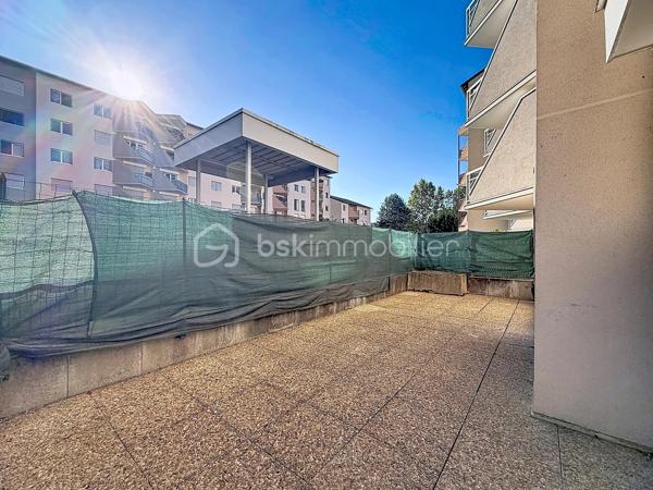 En EXCLUSIVITÉ sur GRENOBLE (secteur Vallier-Catane) : Un appartement avec extérieur, au calme et proche de toutes les commodités !

Je vous invite à découvrir ce charmant appartement T2 de plus de 50 m², situé au rez-de-chaussée d’une copropriété fermée, calme et bénéficiant d'un parc privé et de stationnements. 

Vous serez séduit par sa grande terrasse de plus de 27 m² (exposée Est) donnant du côté du parc privé.

L’appartement se compose ainsi:
-  Hall d’entrée.
-  Cuisine (à aménager selon ses goûts), ouverte sur une agréable pièce de vie lumineuse.
-  Séjour avec accès sur la terrasse
-  Une chambre avec placard.
-  Salle de bains avec baignoire.
-  WC indépendant.

Possibilité d’acquérir un garage en supplément du prix (18 000 €)

Côté secteur: Vous profiterez d’un environnement calme tout en étant à proximité immédiate de toutes les commodités.
- Tramway accessible à pied.
- Écoles et commerces à proximité.
- Rocade à quelques minutes seulement.

Infos pratiques:
- Chauffage électrique
- Fibre optique
- Taxe foncière : 1379€
- Charges de copropriété: 75€/mois

Que vous soyez à la recherche de votre résidence principale ou d’un investissement locatif, cet appartement mérite votre attention !

📞 Contactez-moi pour plus d’informations ou pour organiser une visite.