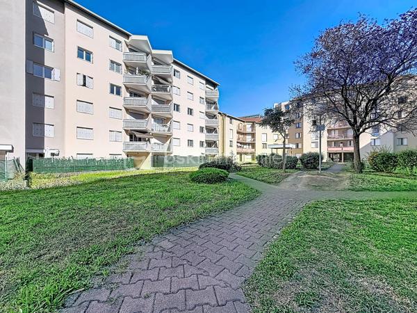 En EXCLUSIVITÉ sur GRENOBLE (secteur Vallier-Catane) : Un appartement avec extérieur, au calme et proche de toutes les commodités !

Je vous invite à découvrir ce charmant appartement T2 de plus de 50 m², situé au rez-de-chaussée d’une copropriété fermée, calme et bénéficiant d'un parc privé et de stationnements. 

Vous serez séduit par sa grande terrasse de plus de 27 m² (exposée Est) donnant du côté du parc privé.

L’appartement se compose ainsi:
-  Hall d’entrée.
-  Cuisine (à aménager selon ses goûts), ouverte sur une agréable pièce de vie lumineuse.
-  Séjour avec accès sur la terrasse
-  Une chambre avec placard.
-  Salle de bains avec baignoire.
-  WC indépendant.

Possibilité d’acquérir un garage en supplément du prix (18 000 €)

Côté secteur: Vous profiterez d’un environnement calme tout en étant à proximité immédiate de toutes les commodités.
- Tramway accessible à pied.
- Écoles et commerces à proximité.
- Rocade à quelques minutes seulement.

Infos pratiques:
- Chauffage électrique
- Fibre optique
- Taxe foncière : 1379€
- Charges de copropriété: 75€/mois

Que vous soyez à la recherche de votre résidence principale ou d’un investissement locatif, cet appartement mérite votre attention !

📞 Contactez-moi pour plus d’informations ou pour organiser une visite.