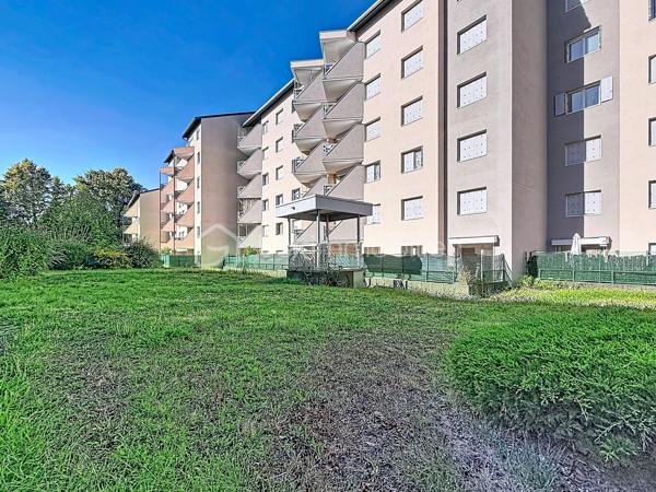 En EXCLUSIVITÉ sur GRENOBLE (secteur Vallier-Catane) : Un appartement avec extérieur, au calme et proche de toutes les commodités !

Je vous invite à découvrir ce charmant appartement T2 de plus de 50 m², situé au rez-de-chaussée d’une copropriété fermée, calme et bénéficiant d'un parc privé et de stationnements. 

Vous serez séduit par sa grande terrasse de plus de 27 m² (exposée Est) donnant du côté du parc privé.

L’appartement se compose ainsi:
-  Hall d’entrée.
-  Cuisine (à aménager selon ses goûts), ouverte sur une agréable pièce de vie lumineuse.
-  Séjour avec accès sur la terrasse
-  Une chambre avec placard.
-  Salle de bains avec baignoire.
-  WC indépendant.

Possibilité d’acquérir un garage en supplément du prix (18 000 €)

Côté secteur: Vous profiterez d’un environnement calme tout en étant à proximité immédiate de toutes les commodités.
- Tramway accessible à pied.
- Écoles et commerces à proximité.
- Rocade à quelques minutes seulement.

Infos pratiques:
- Chauffage électrique
- Fibre optique
- Taxe foncière : 1379€
- Charges de copropriété: 75€/mois

Que vous soyez à la recherche de votre résidence principale ou d’un investissement locatif, cet appartement mérite votre attention !

📞 Contactez-moi pour plus d’informations ou pour organiser une visite.
