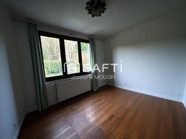 Ailly sur Noye, pavillon individuel avec sous-sol complet et jardin.