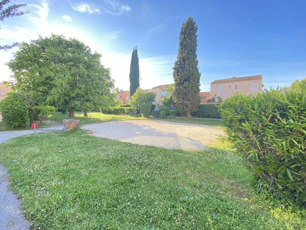 Vente                                                      Appartement
                        
                     2 pièces                      29 m2                     à La Londe-les-Maures