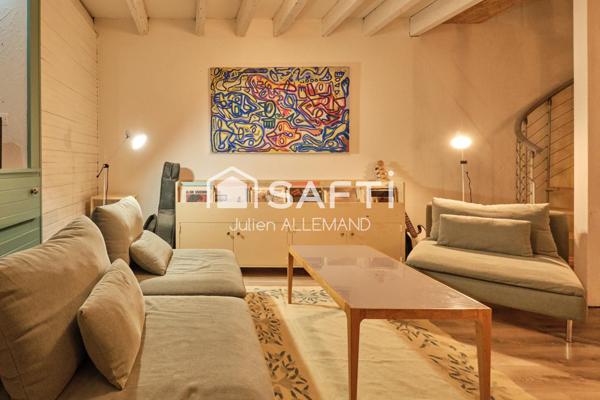 Maison en pierres atypique, offrant de beaux volumes, avec dépendances