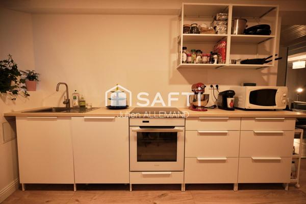 Maison en pierres atypique, offrant de beaux volumes, avec dépendances