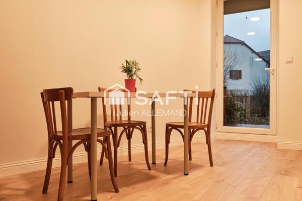 Maison en pierres atypique, offrant de beaux volumes, avec dépendances